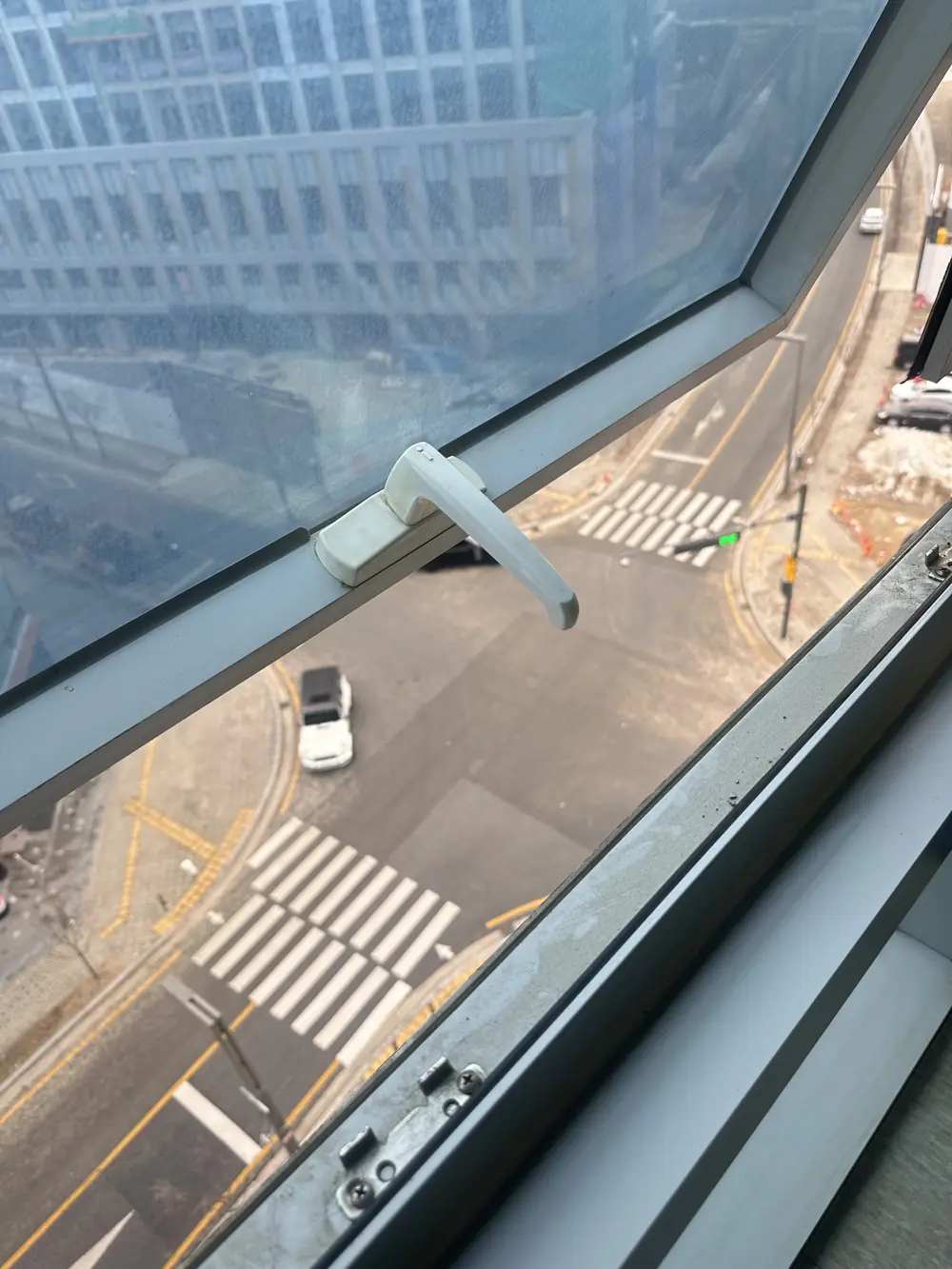 오래돼 변색된 흰색 레버 손잡이 교체 이전 창문
