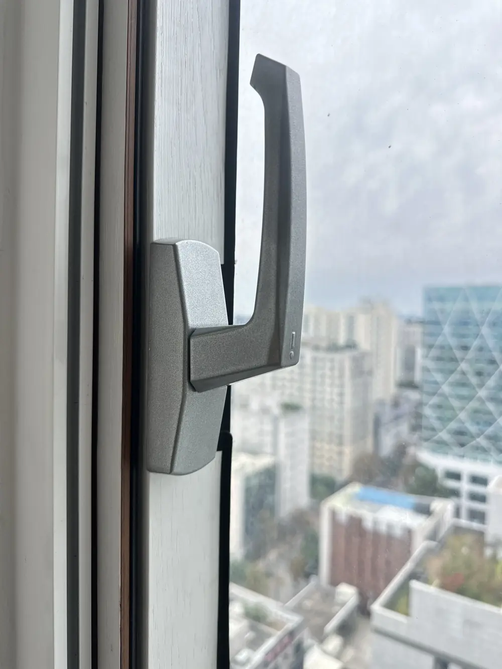 은회색 새 손잡이로 교체되어 창문이 열리는 상태 이후
