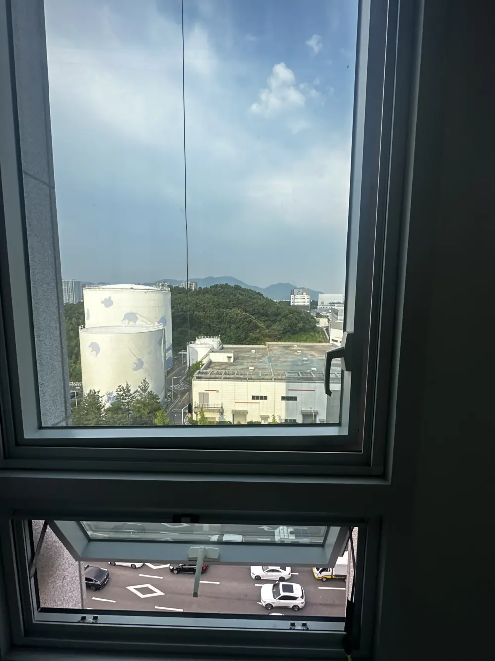 잠기지 않던 손잡이가 달린 위쪽 창과 열려 있는 아래쪽 창 이전